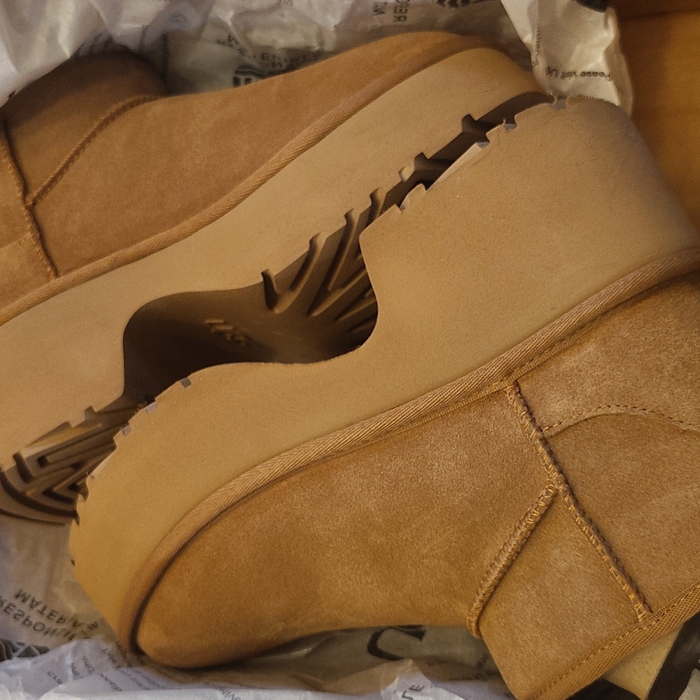 UGG PLUSH - Picture 7 of 8
